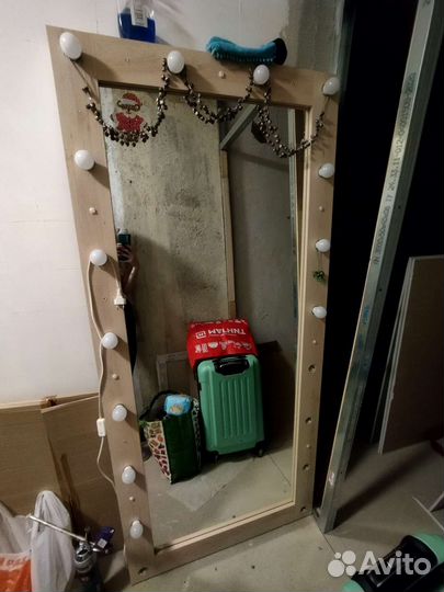 Зеркало с лампочками напольное