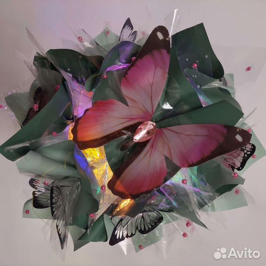 Композиция из светящихся бабочек