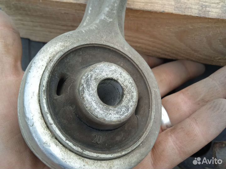 Рычаги верхние на volkswagen passat б5 убитые