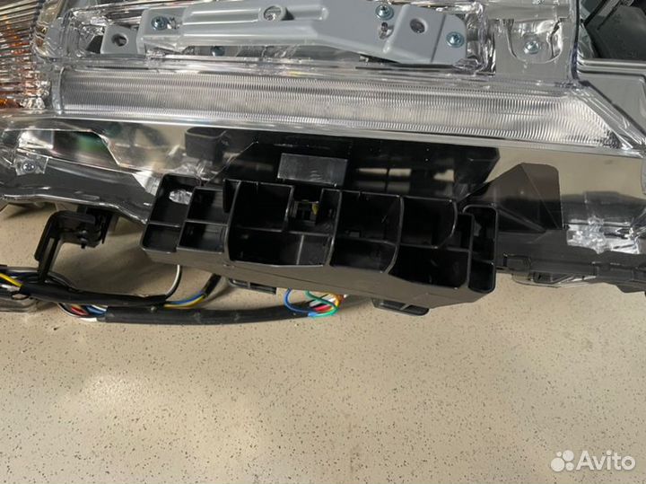 Кронштейн фары передний левый Toyota Land-Cruiser