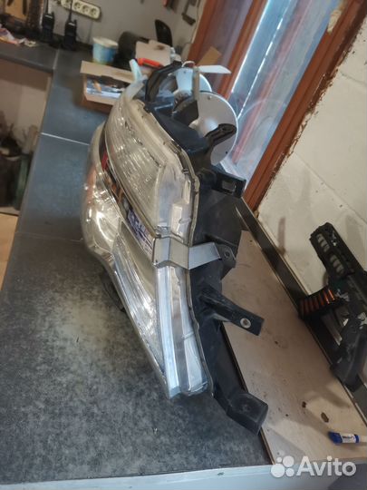 Фара передняя правая Ниссан Серена