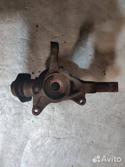 Кулак передний левый Toyota Avensis Verso 2001