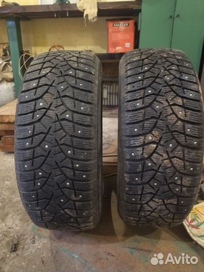 Bridgestone Blizzak Spike-02 215/55 R17 98T
