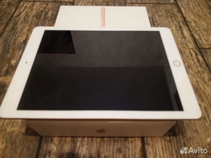 Планшет Apple iPad (2018) 32GB Wi-Fi Gold