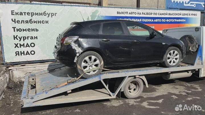 Решетка динамика в торпедо центральная Opel Astra (J) 1785000