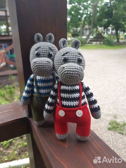 Вязаная игрушка бегемот