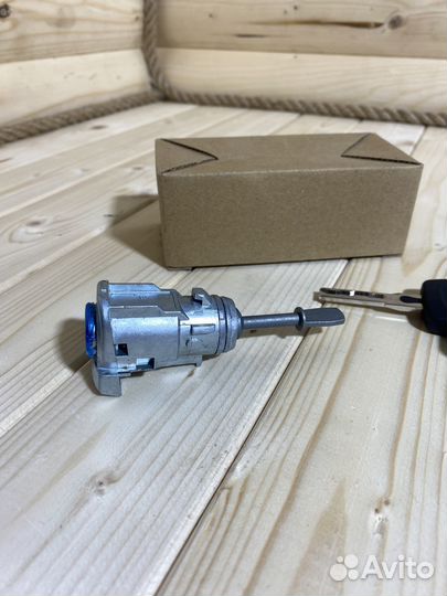 Личинка замка передняя правая Volkswagen Passat B5