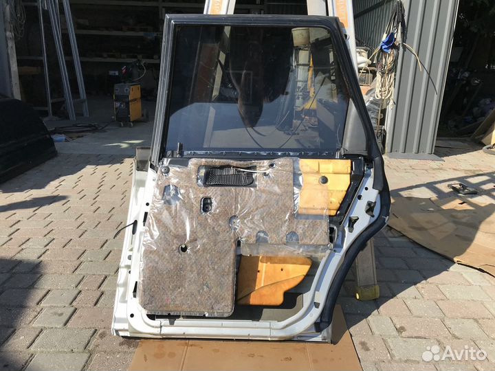 Дверь задняя правая на Audi 100 A6 C4 серебристая