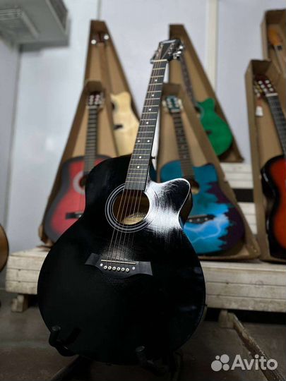 Акустическая гитара черная