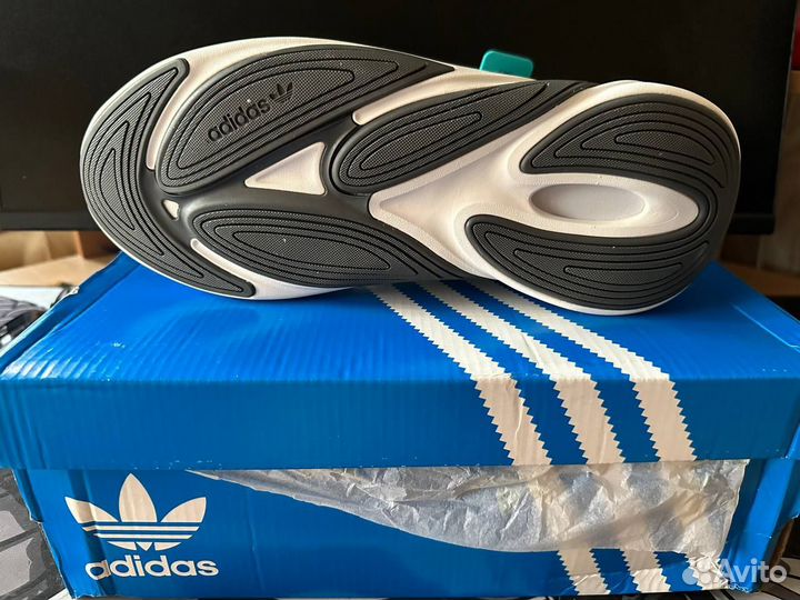 Кроссовки adidas ozelia