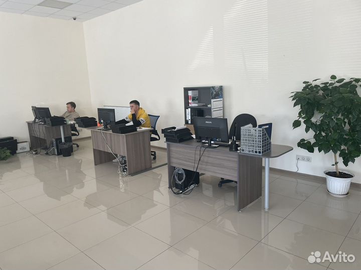 Комплект офисной мебели 5 столов и 3 шкафа