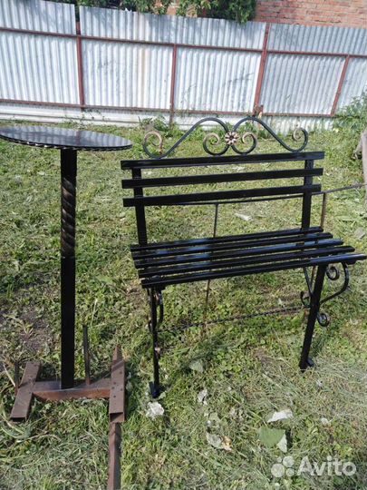 Столик и лавочка на кладбище