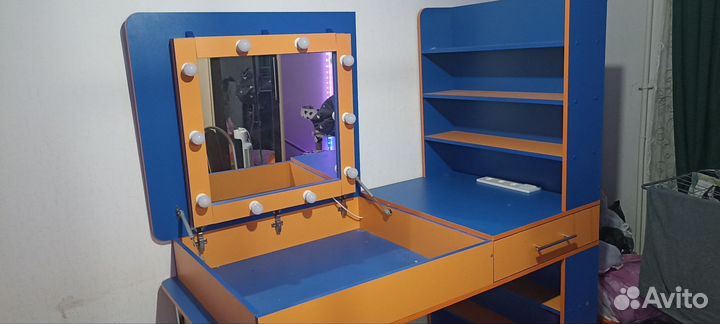 Гримерный стол с зеркалом и стеллажом