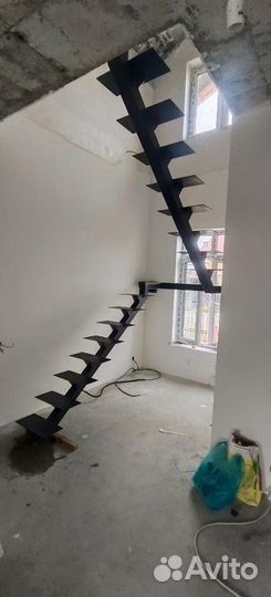 Лестница с площадкой на второй этаж