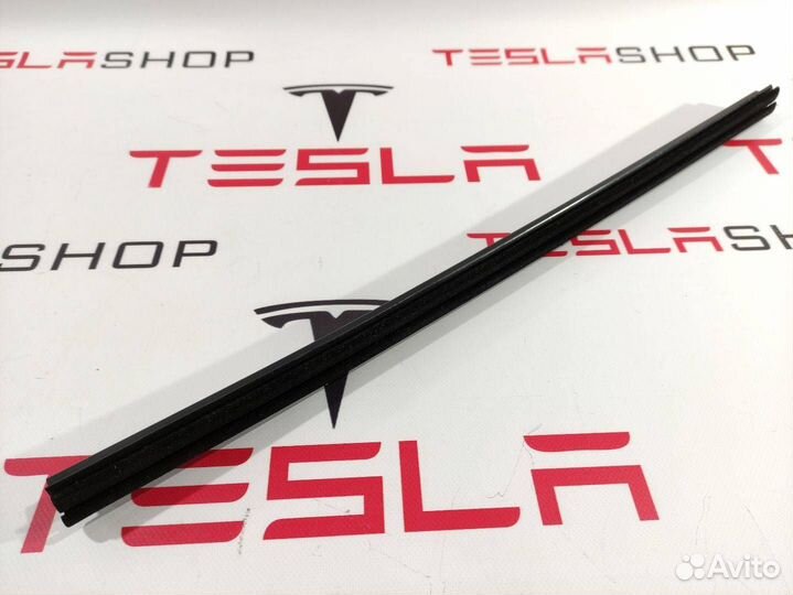 Уплотнитель стекла двери передний Tesla Model S