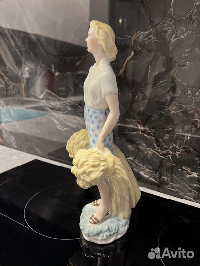 Статуэтка Девушка со снопами Рига