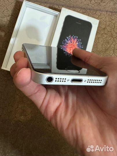 iPhone SE, 32 ГБ