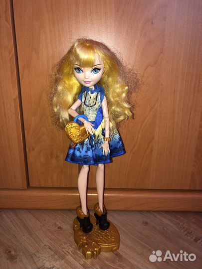 Кукла ever after high с подставкой и расческой