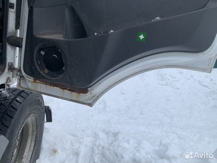 Облицовка правой двери Mercedes Axor