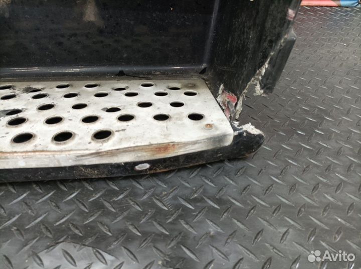 A9436664301 Корпус подножек правый