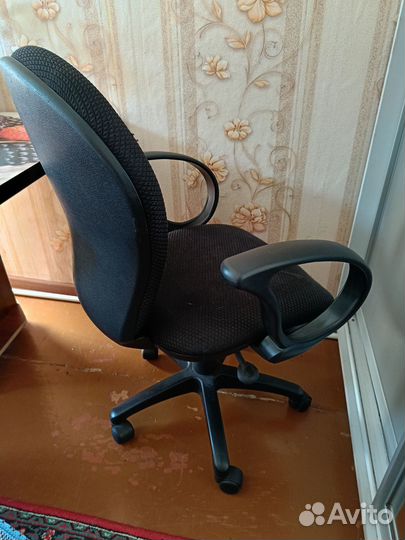 Компьютерное кресло черное