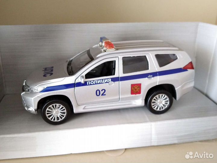 Машина коллекционная Mitsubishi Pajero Sport