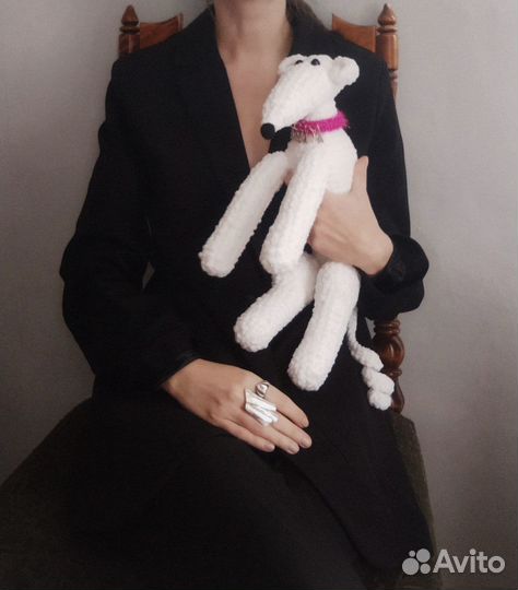 Борзая, игрушка вязаная