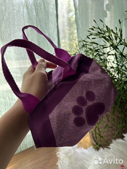 Пушистая белоснежная игрушка собачка в сумочке