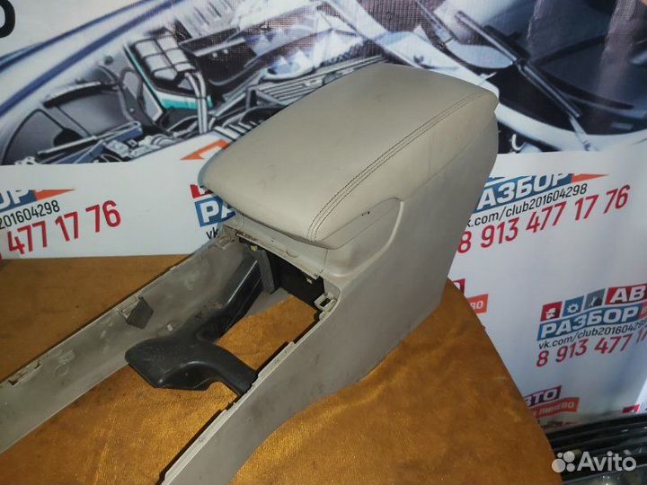 Бардачок между сиденьями передний Toyota Camry
