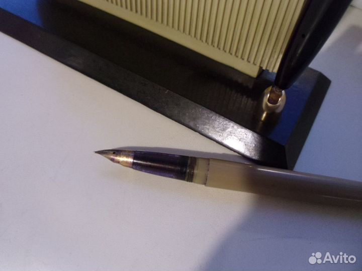 Настольная подставка с термометром и перьевой ручк