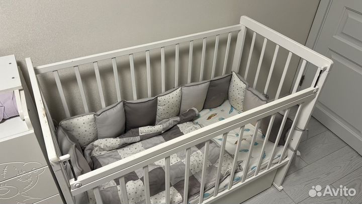 Детская кроватка с маятником и ящиком