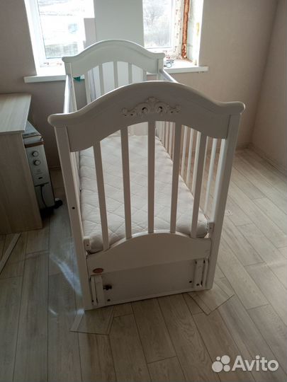 Детская кроватка с маятником