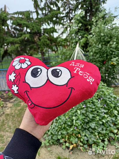 Игрушка в форме сердца а в внутри сюрприз