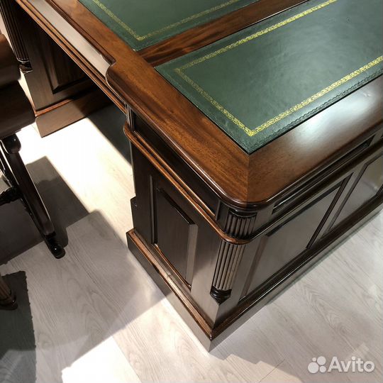 Письменный стол для руководителя с выставки