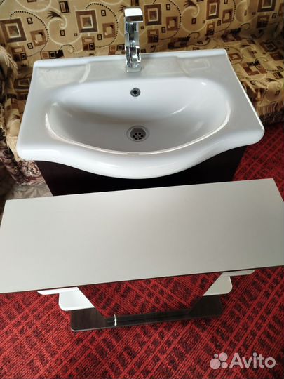 Раковина в ванную с тумбой и зеркалом