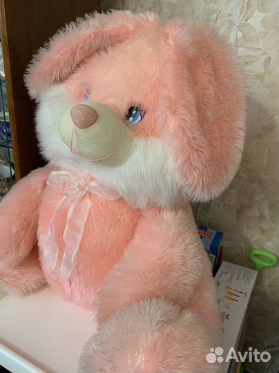 Большой плюшевый заяц