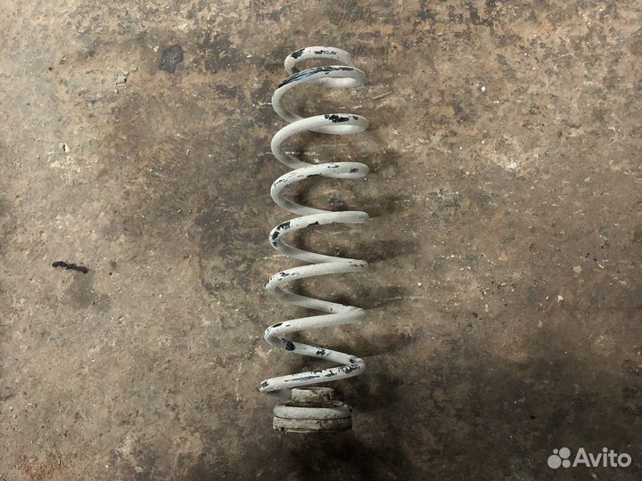 Volkswagen polo пружина задняя