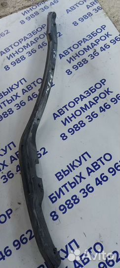 Уплотнитель двери задняя левая на Dodge Caravan