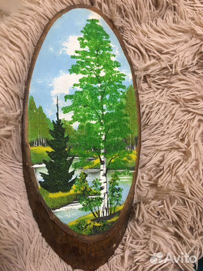 Картина с камнями на срезе дерева