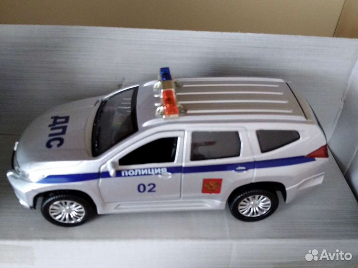 Машина коллекционная Mitsubishi Pajero Sport