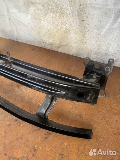 Усилитель переднего бампера VW Passat B6 Пассат