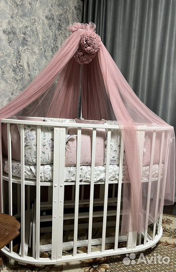 Детская кроватка с маятником