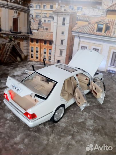 Модель автомобиля Mercedes-Benz S-320 (W140) белый