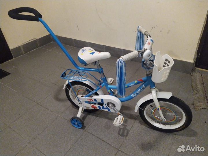 Детский велосипед с ручкой