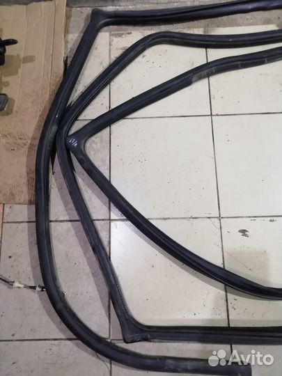 Уплотнители дверных проемом Nissan Primera P12