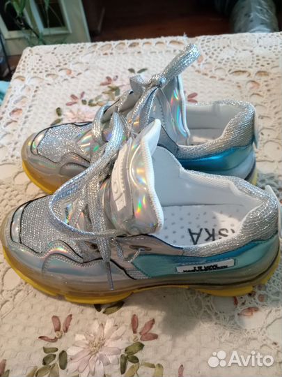 Кроссовки женские