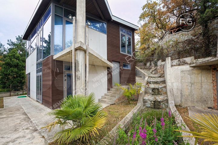 Коттедж 639 м² на участке 20 сот.