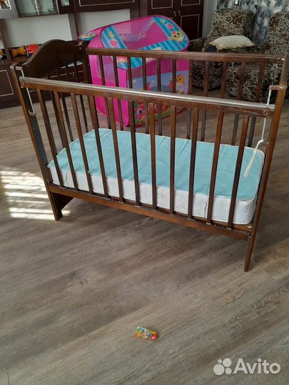 Детская кроватка с маятником