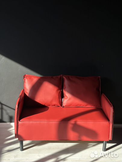 Кожаный диван