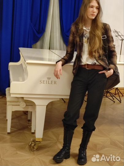 Пианист в кафе/ресторан, живая музыка (фон)